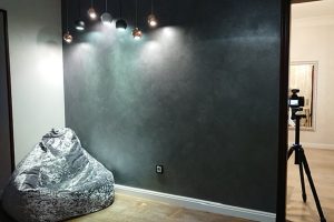 Темная стена в интерьере
